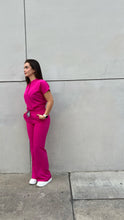 Cargar imagen en el visor de la galería, FREDDO LIGHT PANT. ACAMPANADO FUCSIA
